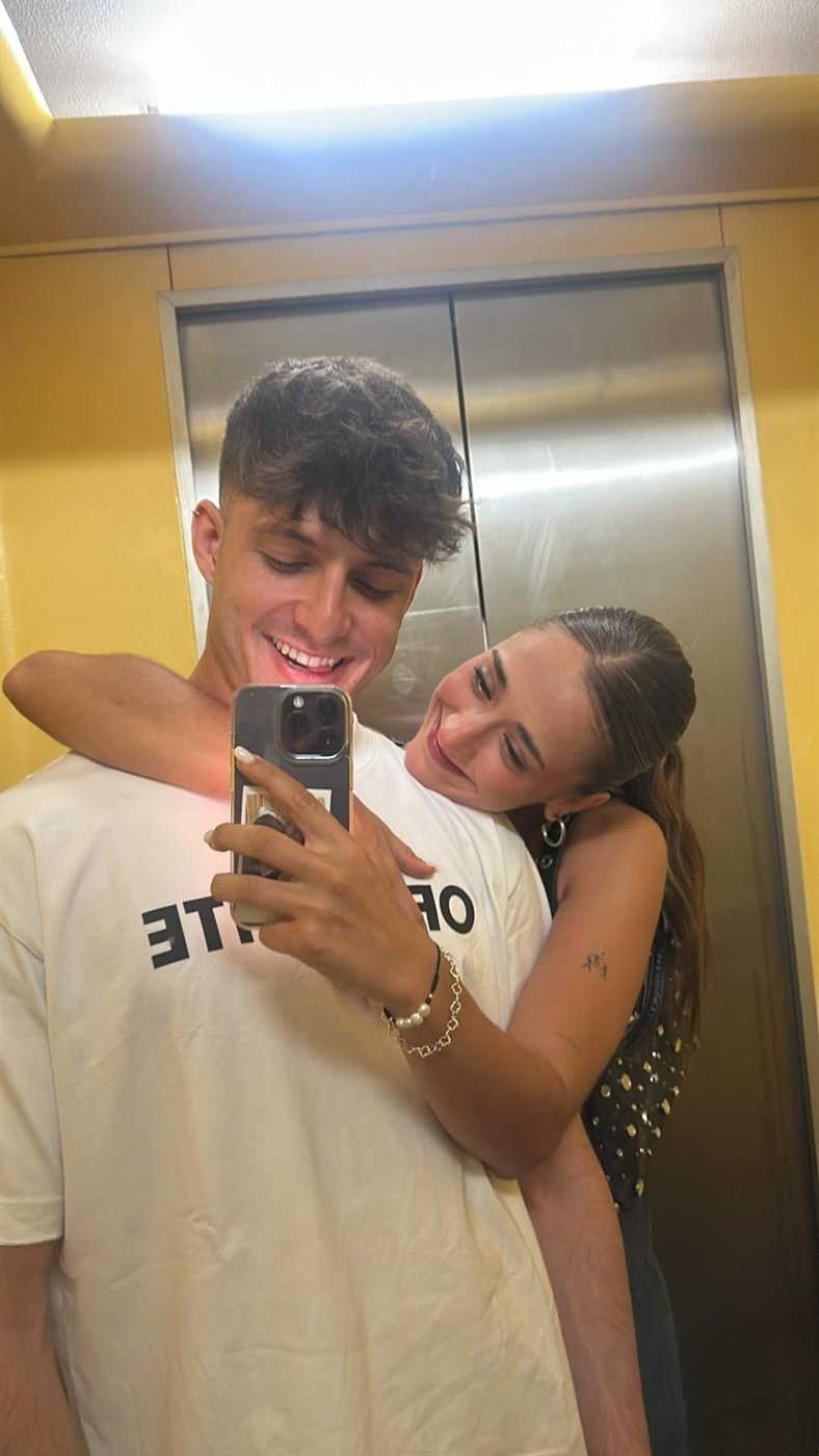 Abrazo en el ascensor