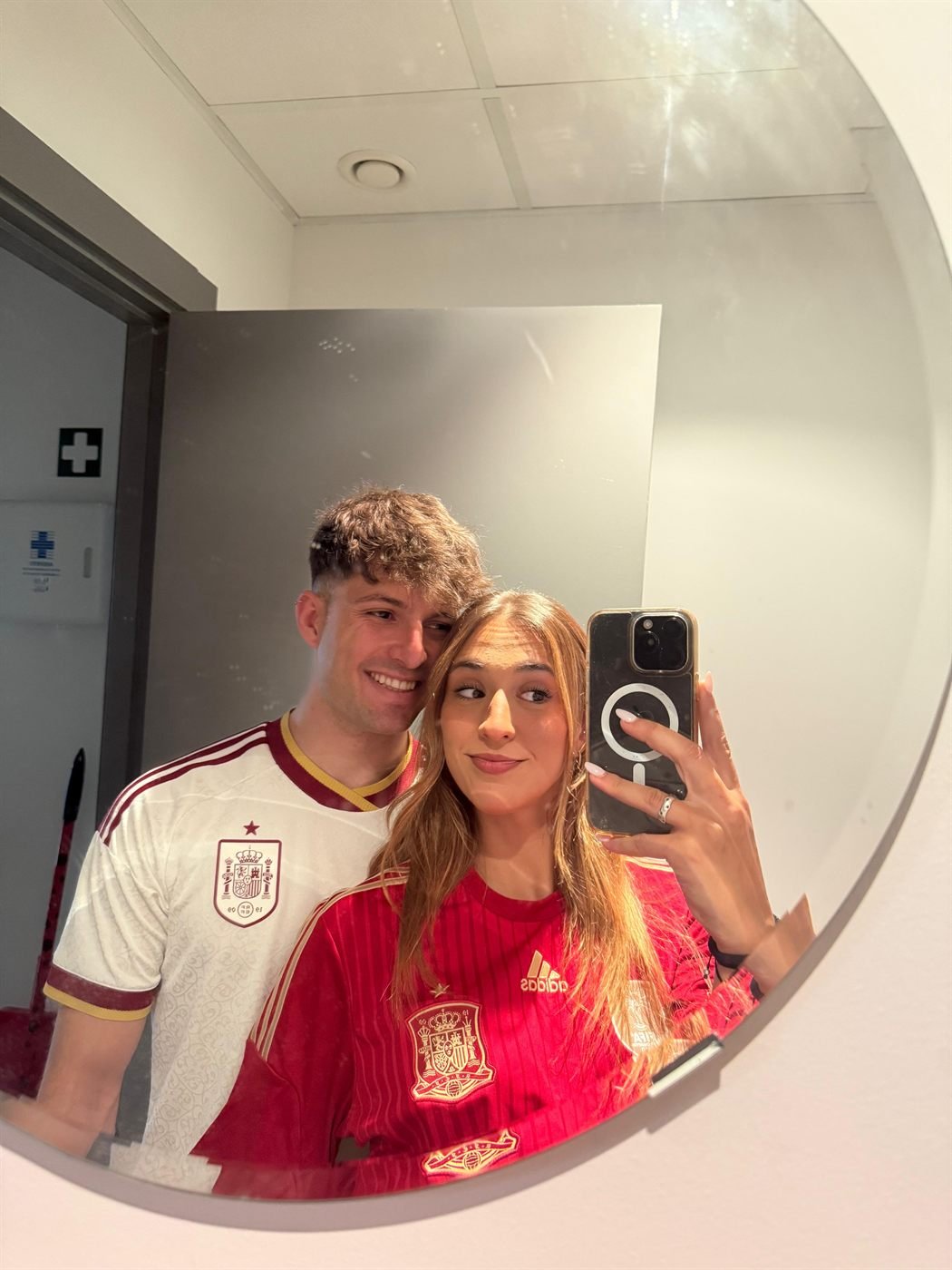 Con las camisetas de España
